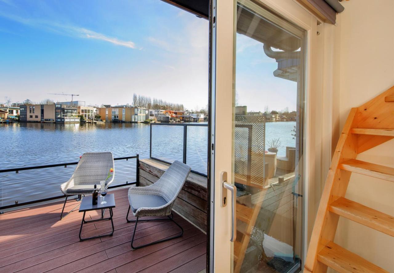Houseboat Studio With Canalview And Free Bikes Амстердам Экстерьер фото
